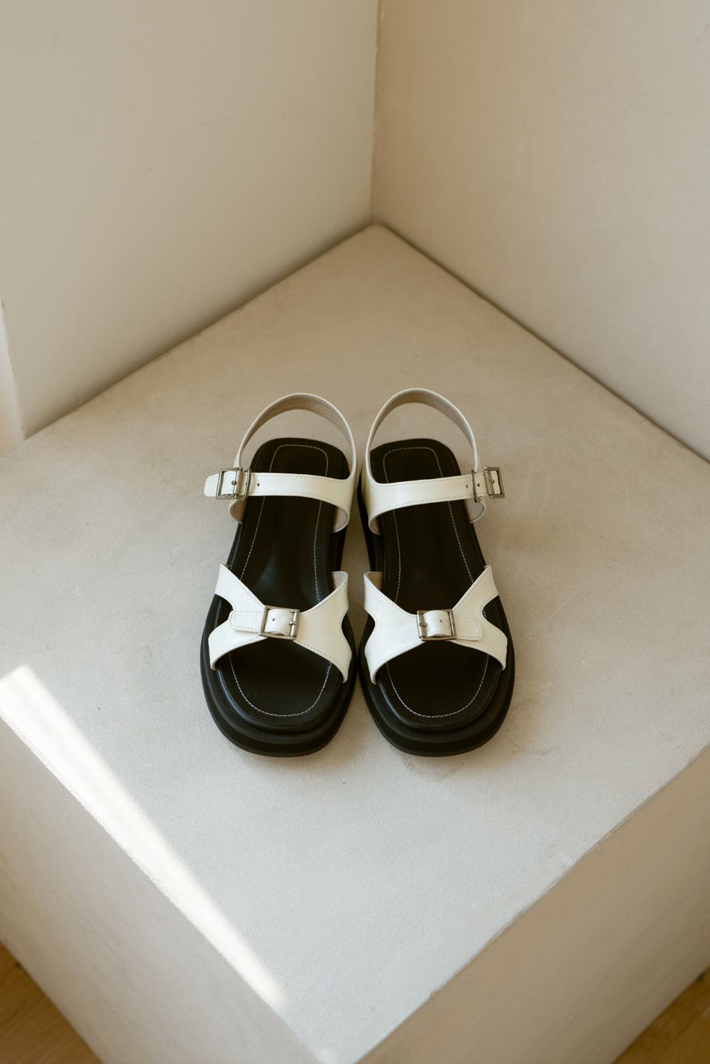 14900_Buckle Sandal in Leather